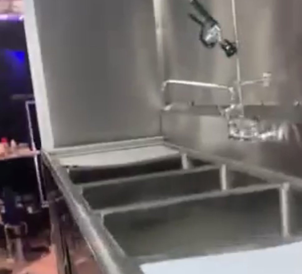 Triple sink with extended drainboards